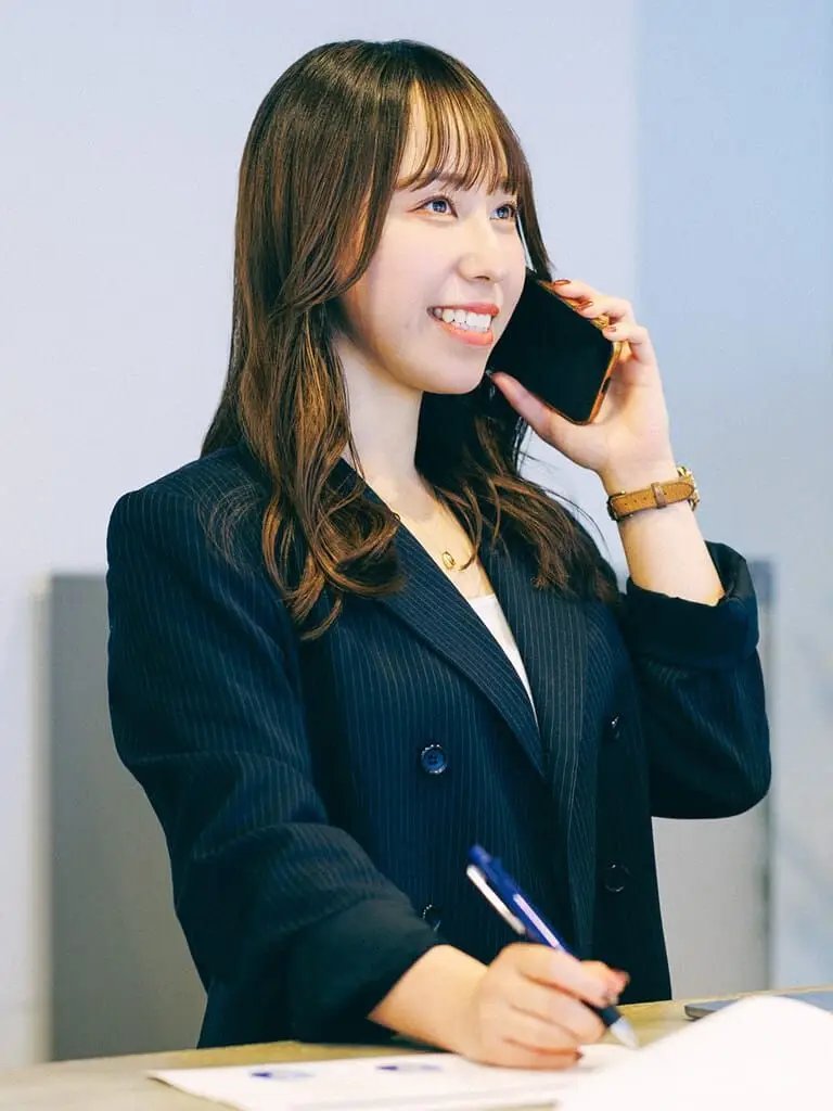 通話中の女性