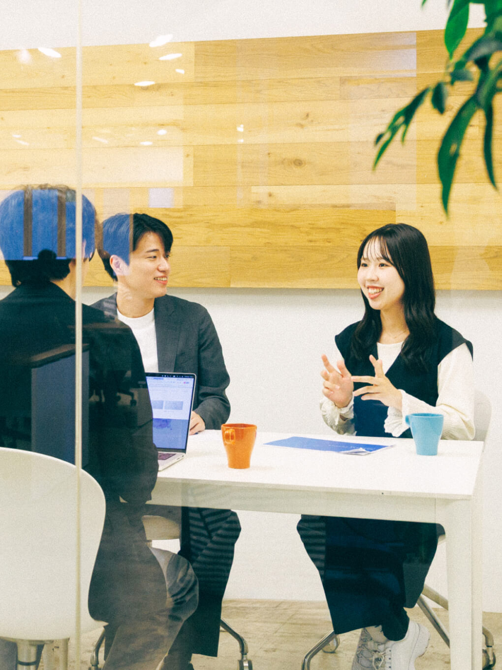 会議中の女性の画像